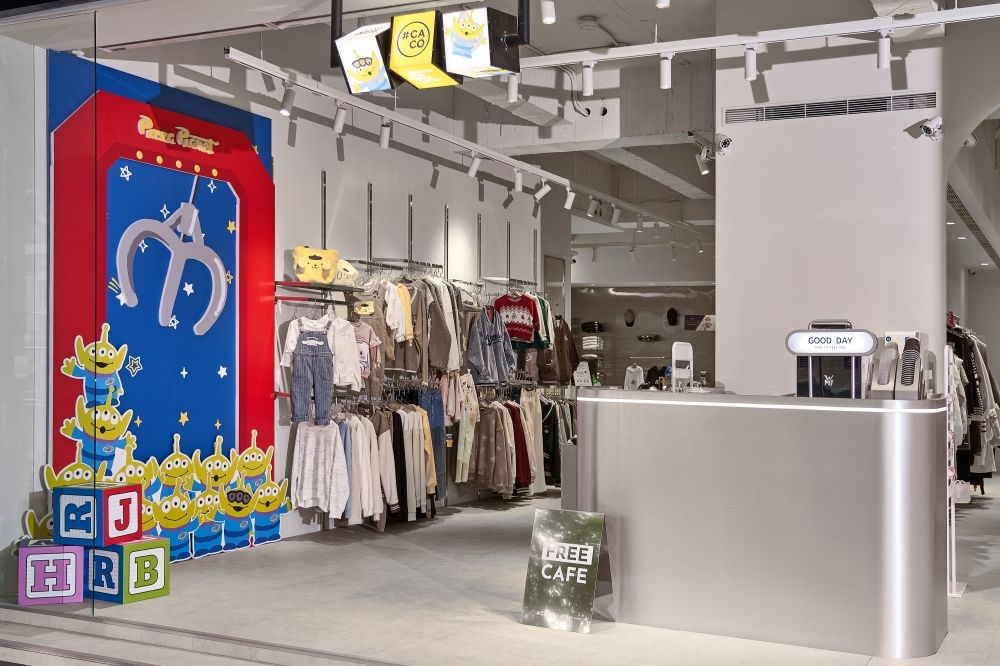 咖啡免費送！CACO東區旗艦店「蠟筆小新、三眼怪」店裝可愛到想拍一百張！-4