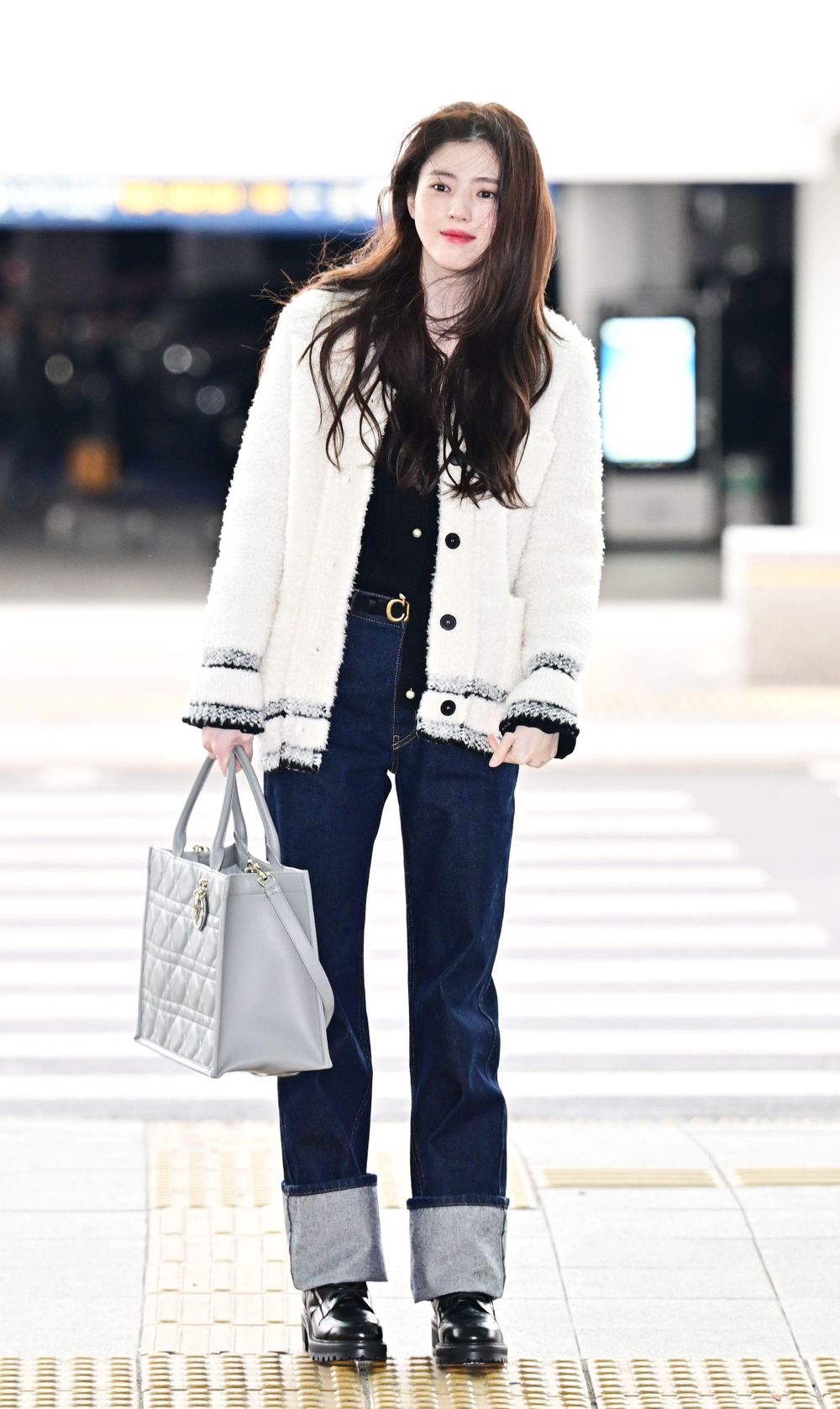 韓韶禧現身巴黎街頭！手提小紅書爆款Dior托特包，「牛仔褲配毛衣」神比例超美！-7