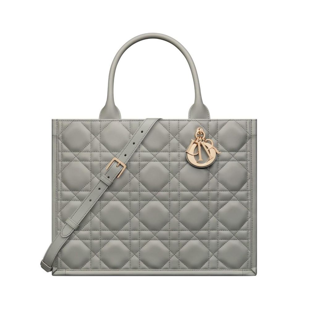 韓韶禧現身巴黎街頭！手提小紅書爆款Dior托特包，「牛仔褲配毛衣」神比例超美！-10