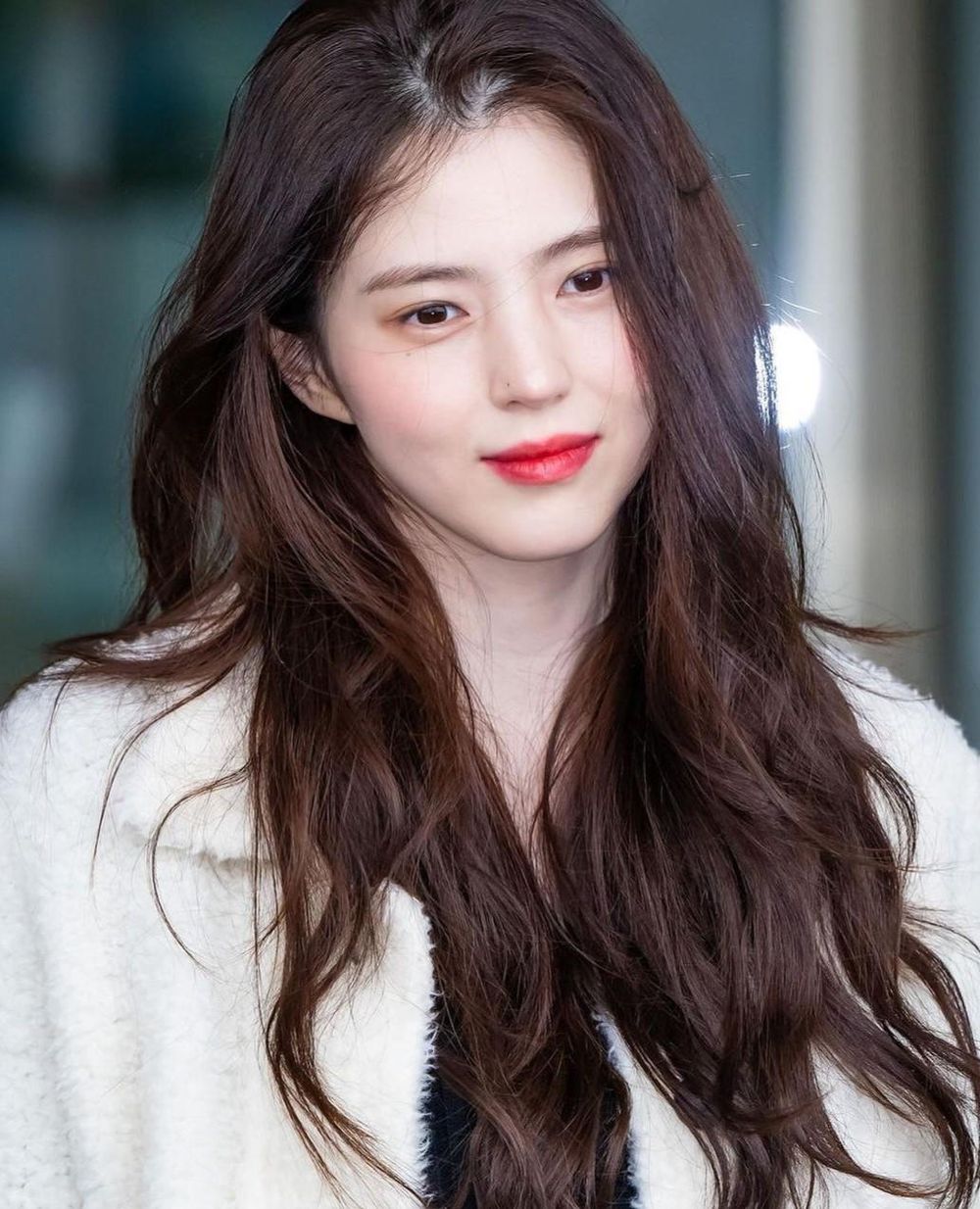 韓韶禧現身巴黎街頭！手提小紅書爆款Dior托特包，「牛仔褲配毛衣」神比例超美！-8