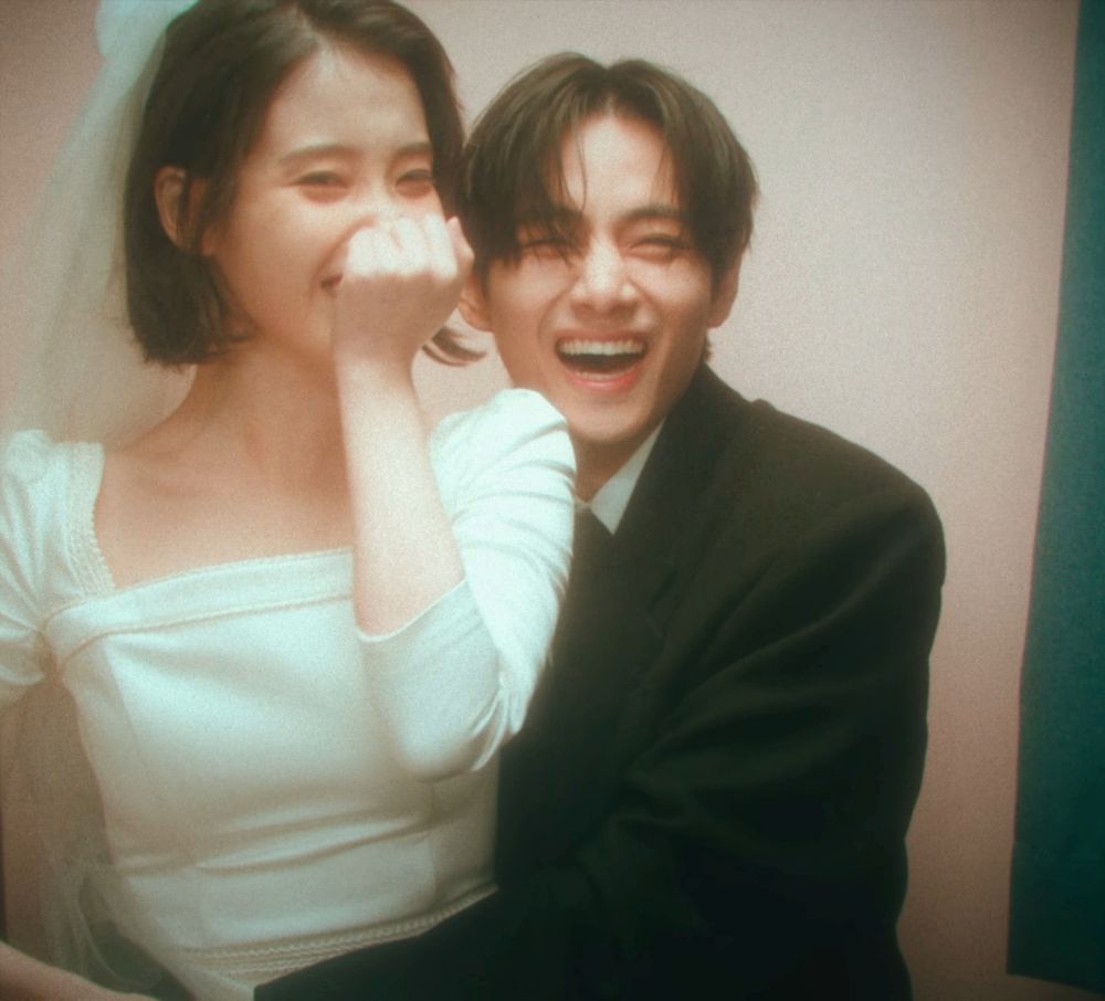 韓國「音源女王」IU新歌〈Love Wins All〉完整版MV公開！同框防彈V金泰亨拍婚紗照，歌詞寓意看哭所有人！-7