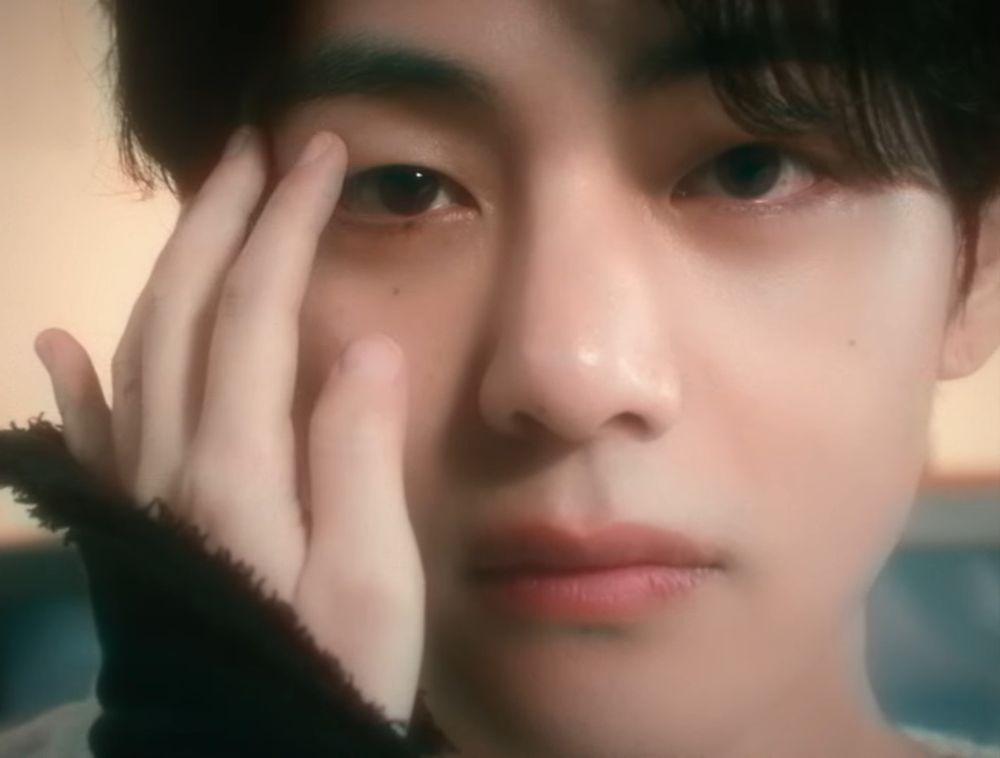 IU新歌〈Love Wins All〉正式發行！防彈V擔綱男主角，媲美電影等級規格，MV隱藏彩蛋含意全網看哭！-11