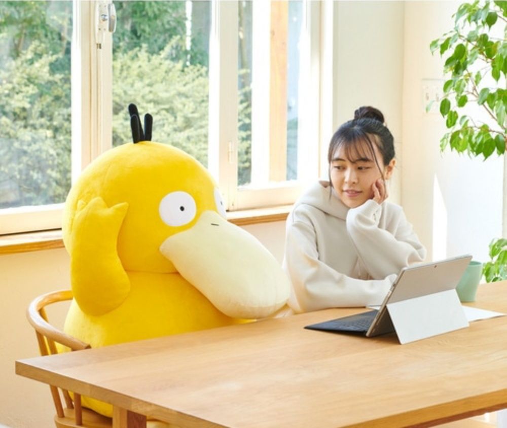 抱緊處理！日本寶可夢「巨型可達鴨」玩偶萌翻登場！1:1大小讓你秒化身寶可夢訓練家！-4