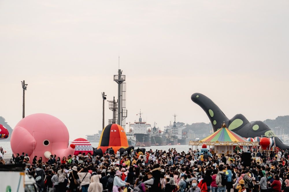 2024高雄過年必拍景點！愛河「冬日遊樂園」黃色小鴨、粉色大象巨型氣球可愛爆！-3