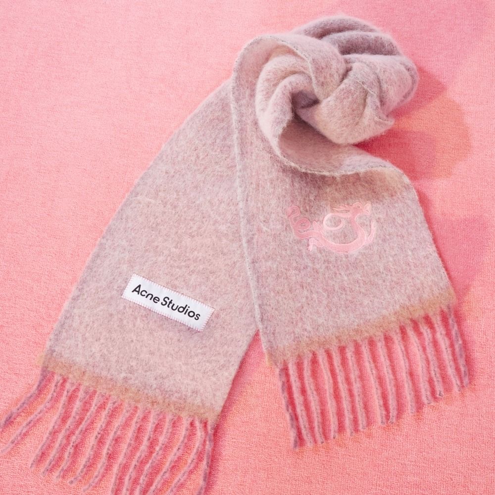 韓星都有這款圍巾！Acne Studios推出新春限定「粉嫩龍圍巾」連張員瑛都融化！-4