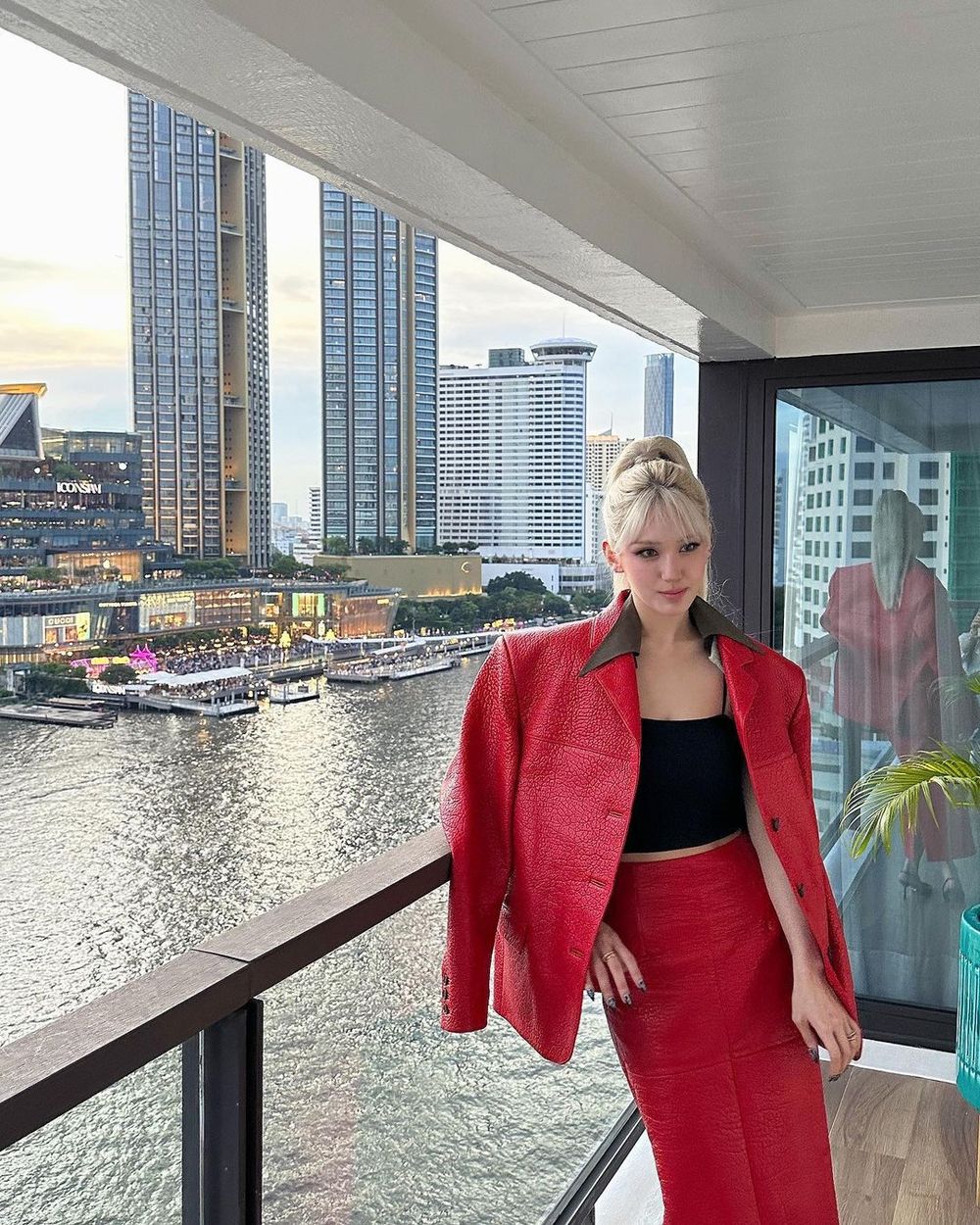 網公認「最適合穿紅色」的女偶像TOP5！張員瑛、Karina這樣穿出有料好身材！-17