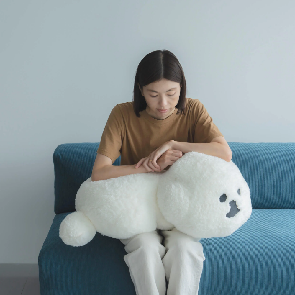 心臟爆擊！日本雜貨品牌推「比熊門擋、比熊抱枕」白胖造型+無辜表情可愛炸！-10