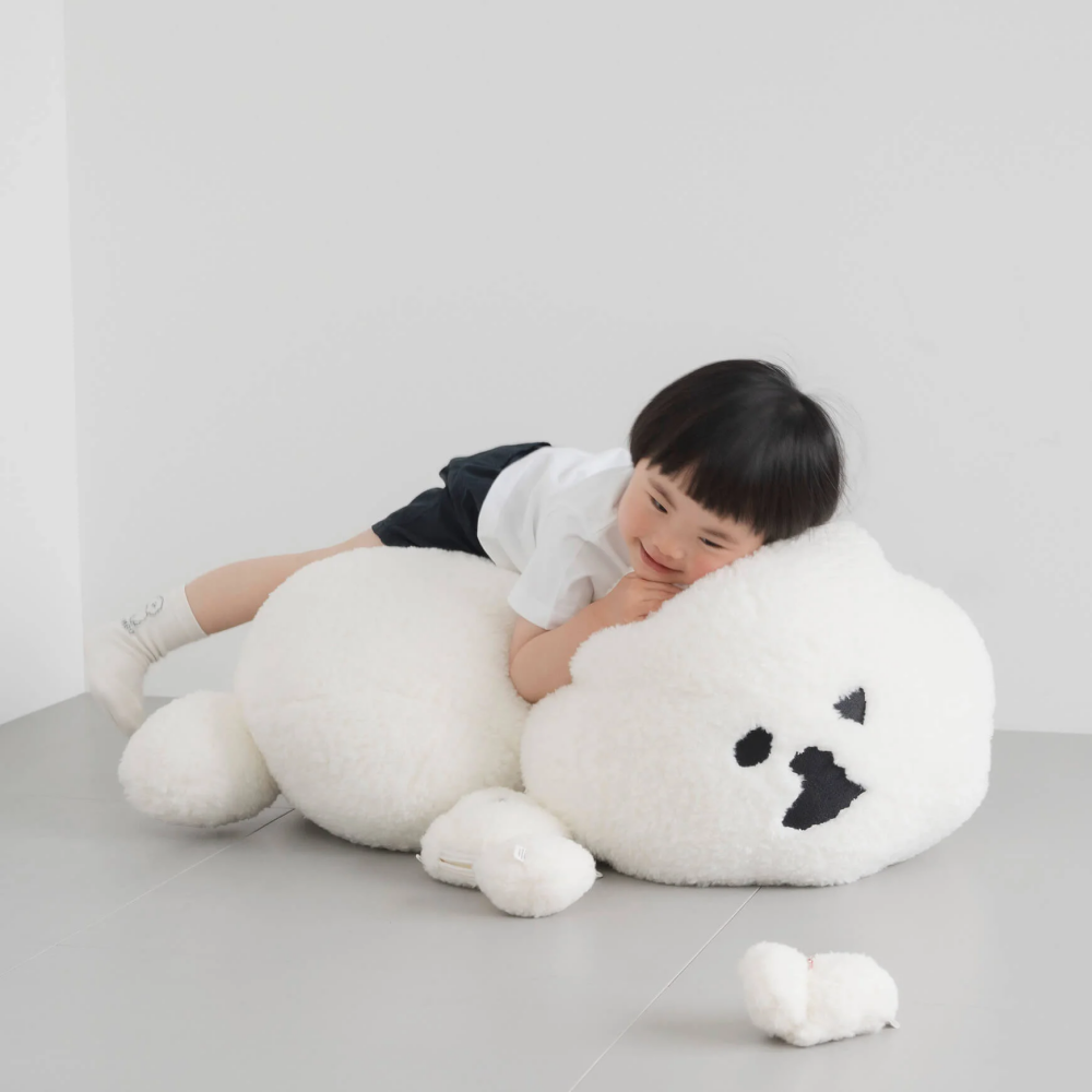 心臟爆擊！日本雜貨品牌推「比熊門擋、比熊抱枕」白胖造型+無辜表情可愛炸！-11