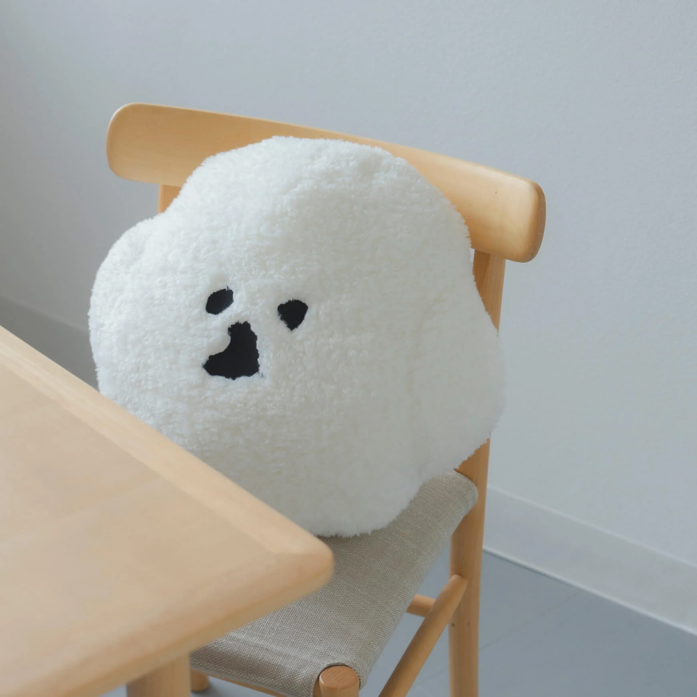 心臟爆擊！日本雜貨品牌推「比熊門擋、比熊抱枕」白胖造型+無辜表情可愛炸！-8