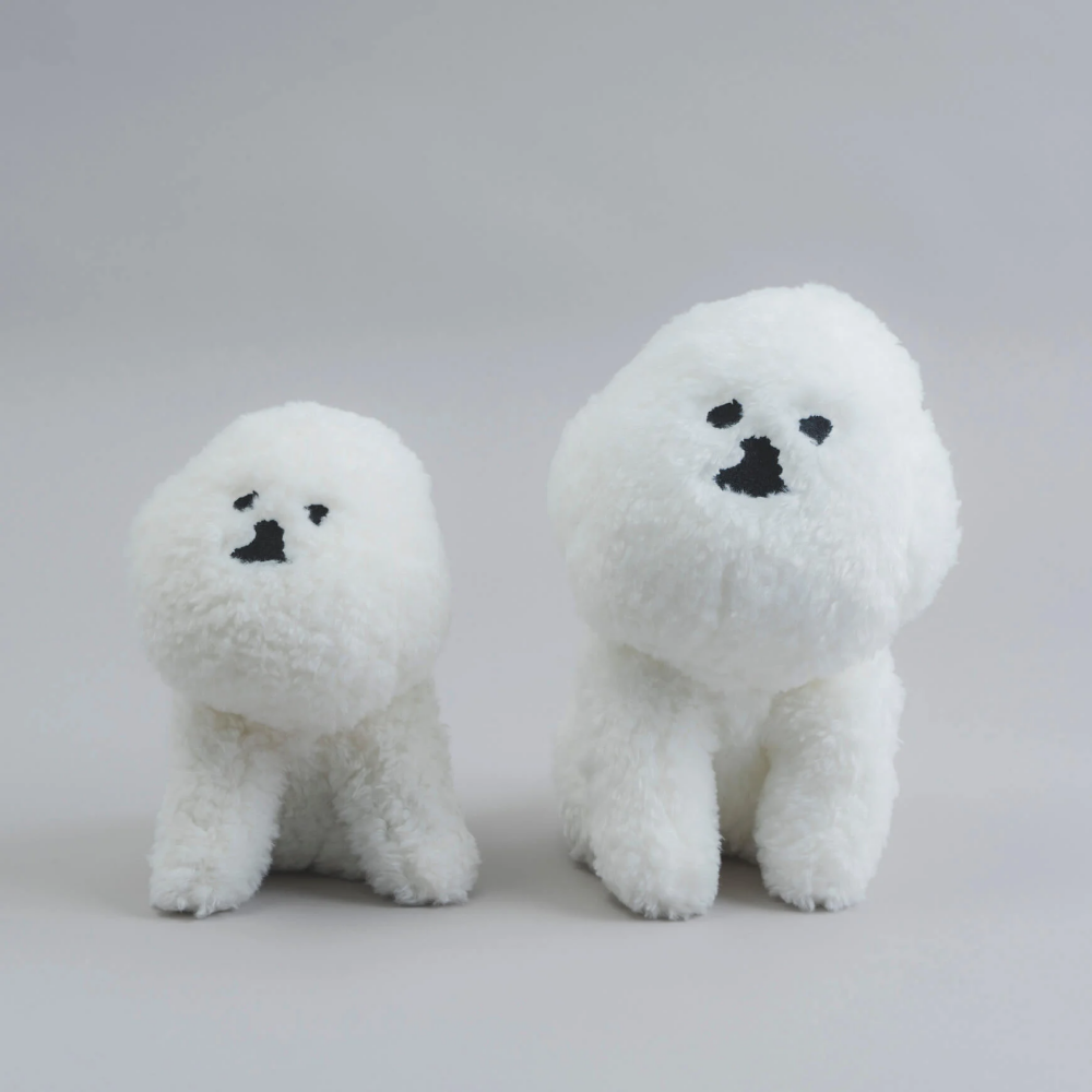 心臟爆擊！日本雜貨品牌推「比熊門擋、比熊抱枕」白胖造型+無辜表情可愛炸！-5