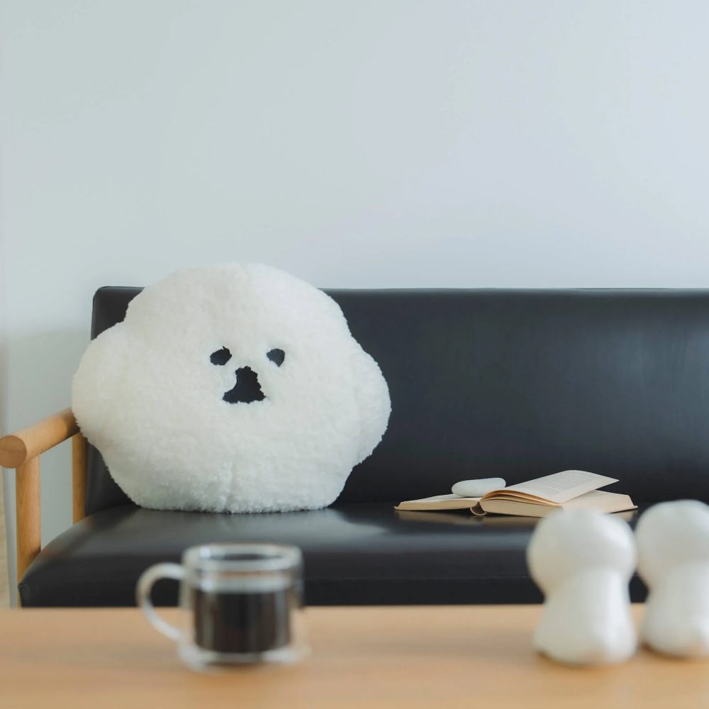 心臟爆擊！日本雜貨品牌推「比熊門擋、比熊抱枕」白胖造型+無辜表情可愛炸！-7