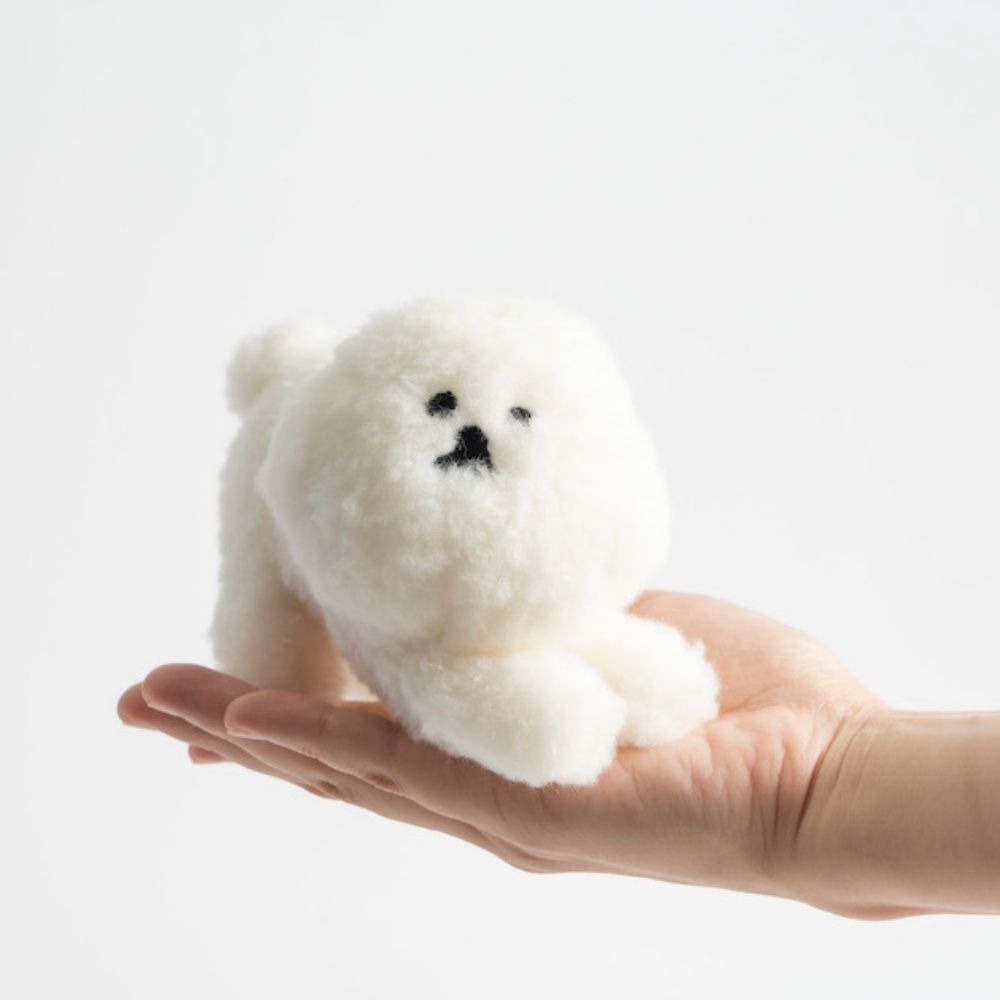 心臟爆擊！日本雜貨品牌推「比熊門擋、比熊抱枕」白胖造型+無辜表情可愛炸！-12