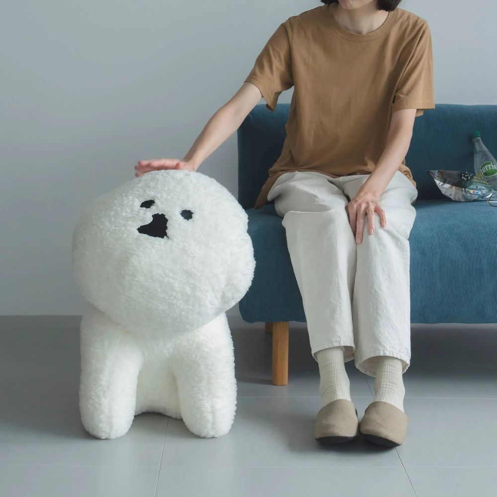 心臟爆擊！日本雜貨品牌推「比熊門擋、比熊抱枕」白胖造型+無辜表情可愛炸！-14