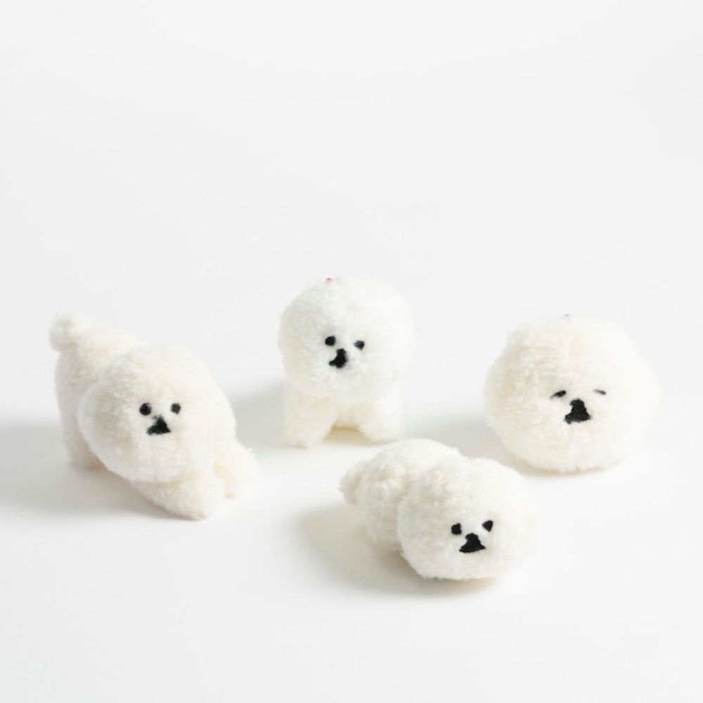 心臟爆擊！日本雜貨品牌推「比熊門擋、比熊抱枕」白胖造型+無辜表情可愛炸！-16