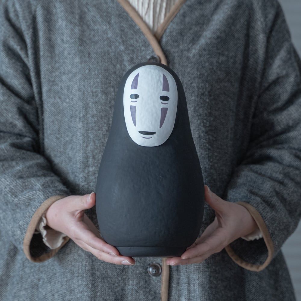 無臉男粉絲必收！造型不倒翁超精緻、「大口大口吃」存錢筒投錢還會發出打嗝聲！-6