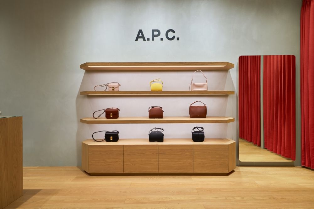 不用找代購！韓妞最愛A.P.C.台灣也開店了！半月包、托特包...這裡一次買齊！-7