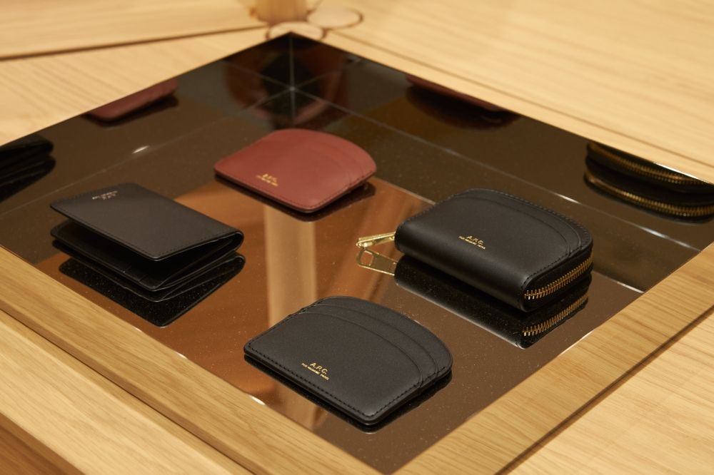 不用找代購！韓妞最愛A.P.C.台灣也開店了！半月包、托特包...這裡一次買齊！-8