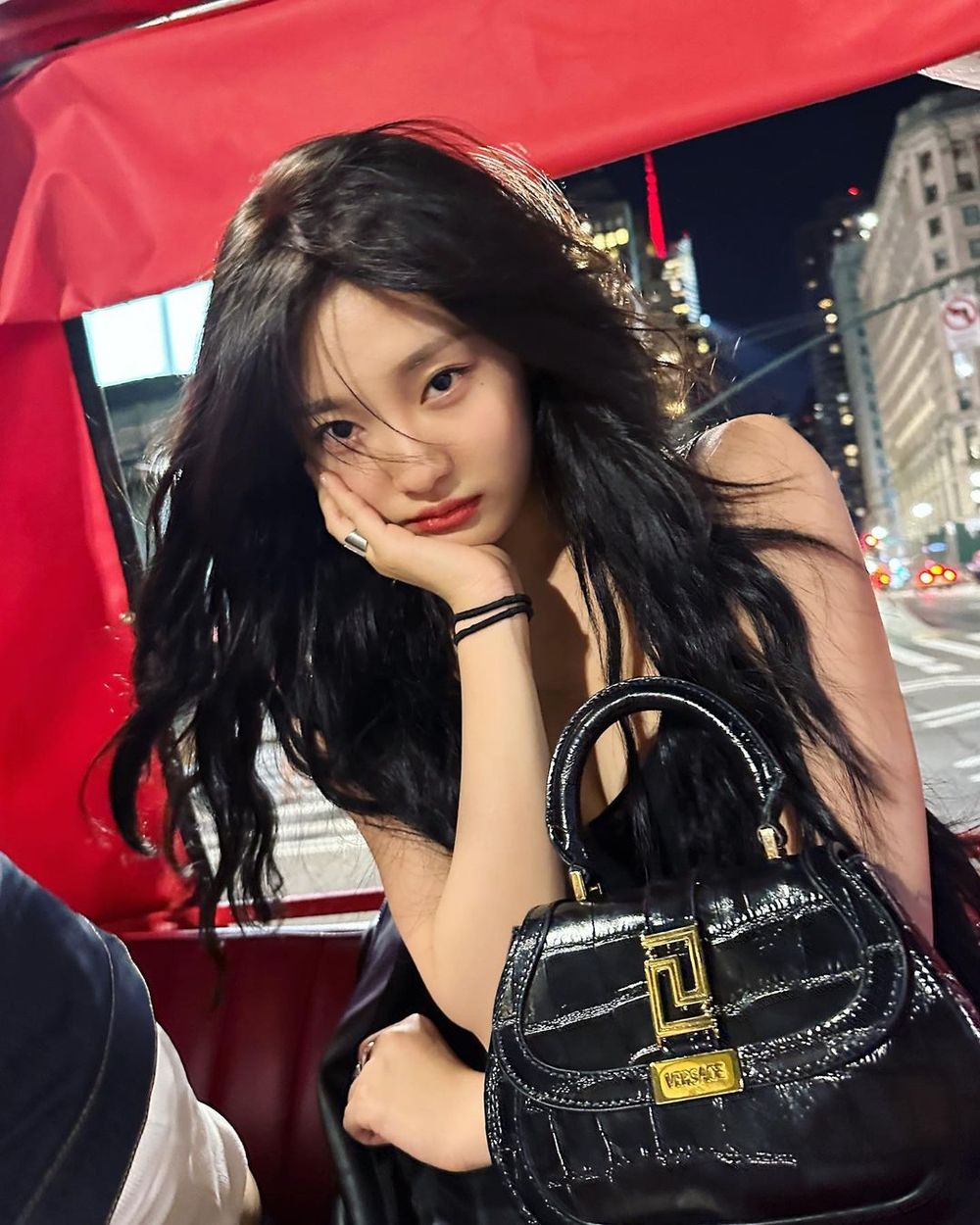 人間凡賽斯無誤！aespa Ningning寧寧成為Versace全球品牌大使，美胸鏤空洋裝太辣了！-10