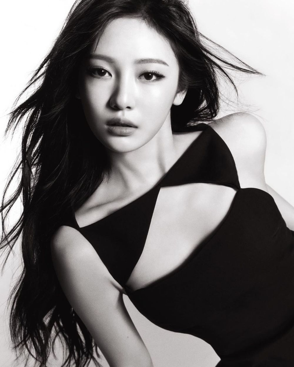 人間凡賽斯無誤！aespa Ningning寧寧成為Versace全球品牌大使，美胸鏤空洋裝太辣了！-2