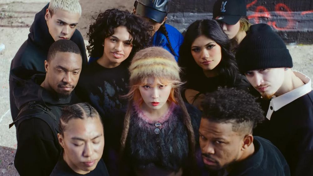 IU新歌〈Holssi〉MV搶先公開！親自填寫歌詞意涵曝光，與「崔弟」夢幻聯動成話題！-2