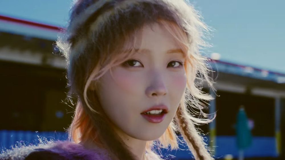 IU新歌〈Holssi〉MV搶先公開！親自填寫歌詞意涵曝光，與「崔弟」夢幻聯動成話題！-3