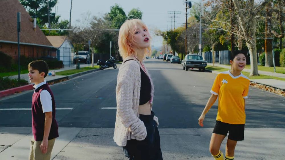 IU新歌〈Holssi〉MV搶先公開！親自填寫歌詞意涵曝光，與「崔弟」夢幻聯動成話題！-4