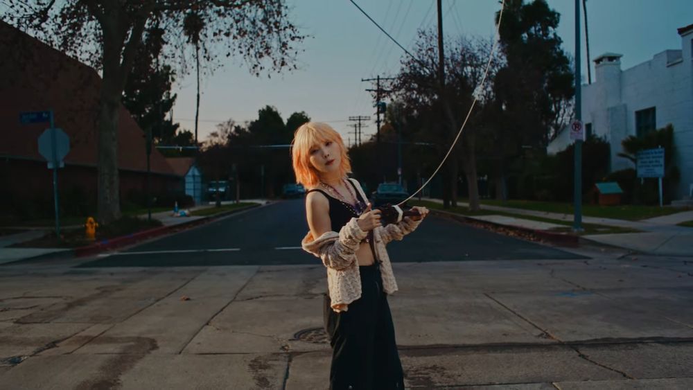 IU新歌〈Holssi〉MV搶先公開！親自填寫歌詞意涵曝光，與「崔弟」夢幻聯動成話題！-7