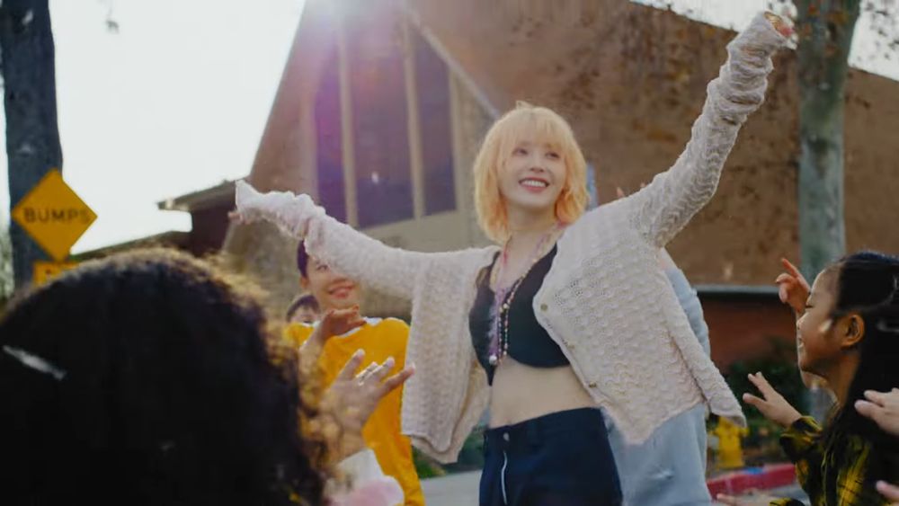 IU新歌〈Holssi〉MV搶先公開！親自填寫歌詞意涵曝光，與「崔弟」夢幻聯動成話題！-6