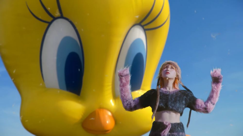 IU新歌〈Holssi〉MV搶先公開！親自填寫歌詞意涵曝光，與「崔弟」夢幻聯動成話題！-10