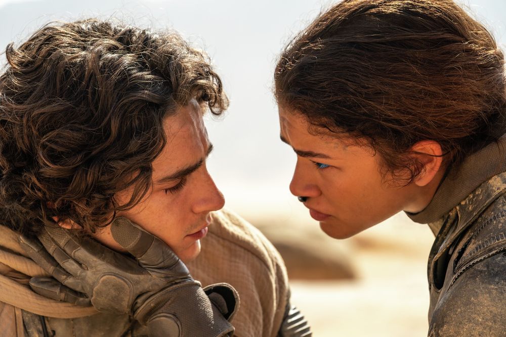 不愧是紅毯女王！Zendaya《沙丘2》宣傳造型「機器人裝、中空未來裝」引暴動，每一套都難以超越！-2