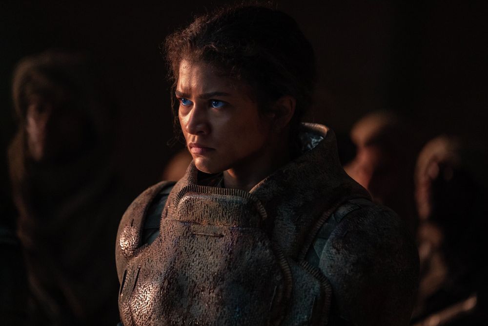 不愧是紅毯女王！Zendaya《沙丘2》宣傳造型「機器人裝、中空未來裝」引暴動，每一套都難以超越！-3