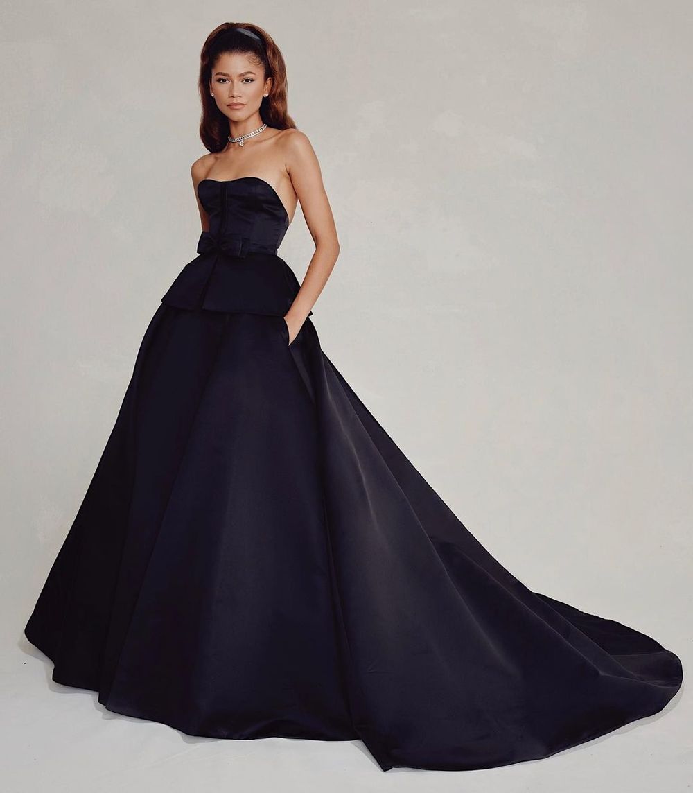 不愧是紅毯女王！Zendaya《沙丘2》宣傳造型「機器人裝、中空未來裝」引暴動，每一套都難以超越！-9