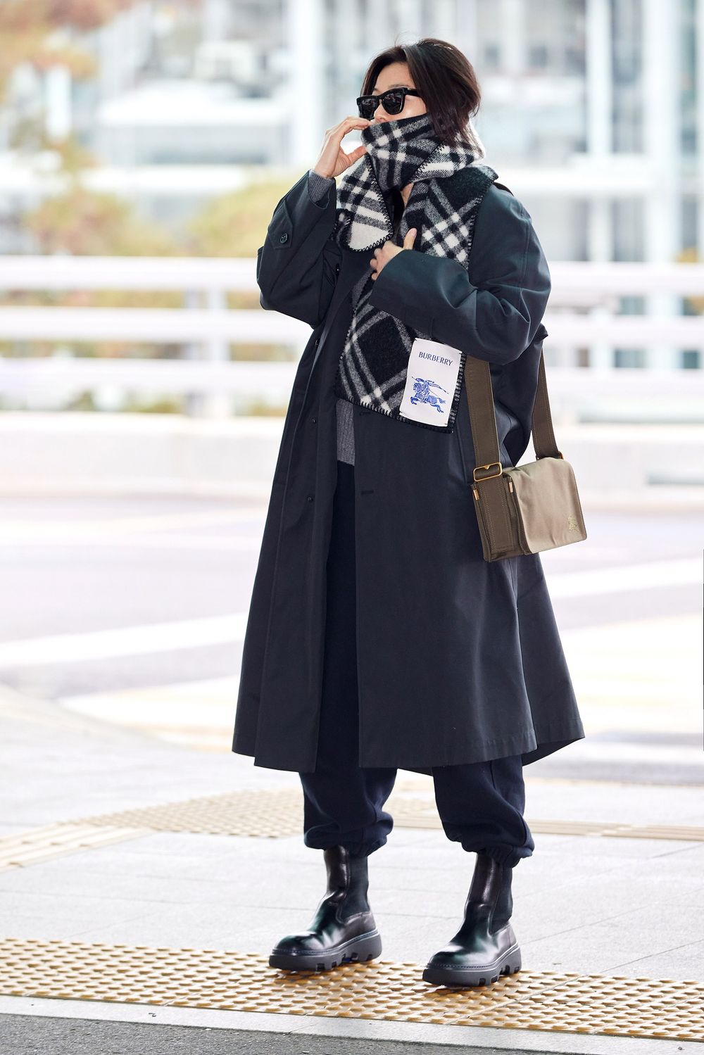 全智賢、湯唯雙女神機場比美！出發倫敦BURBERRY大秀「同款側背包」只要四萬多！-12