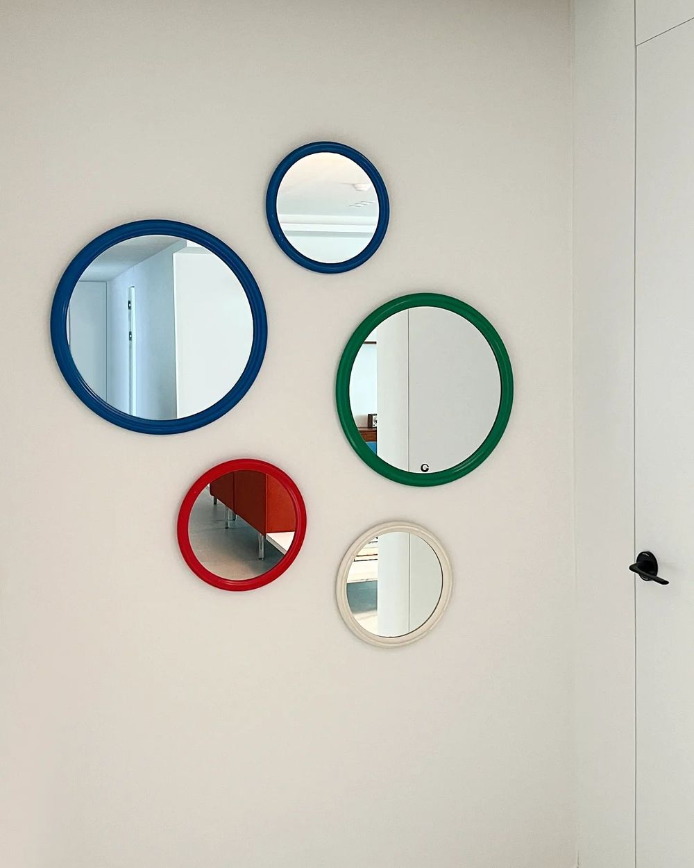 NewJeans宿舍裝潢真面目曝光！團員親自挑沙發家具布置，比樣品屋還美！-8