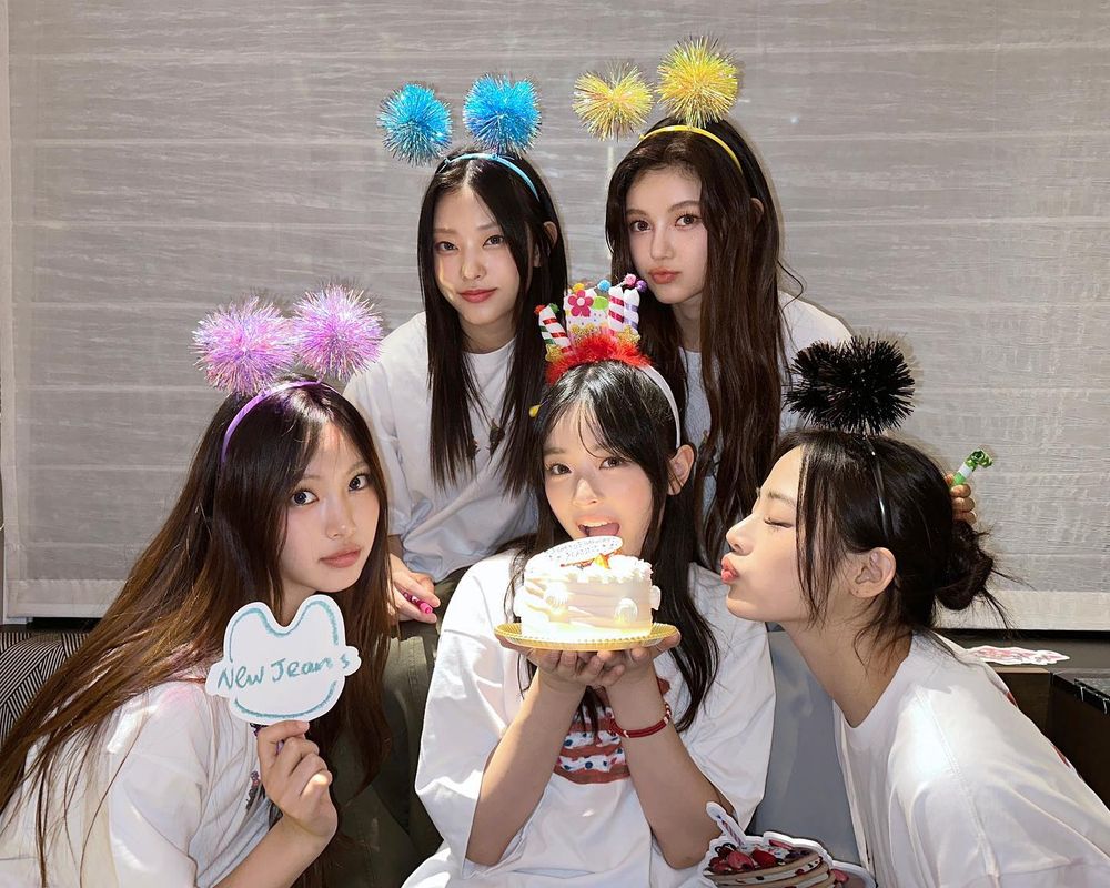 NewJeans宿舍裝潢真面目曝光！團員親自挑沙發家具布置，比樣品屋還美！-1