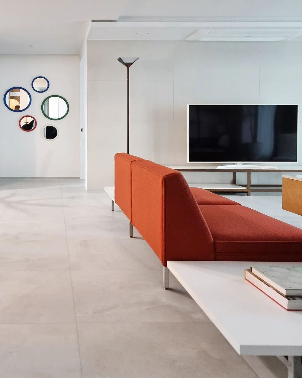 NewJeans宿舍裝潢真面目曝光！團員親自挑沙發家具布置，比樣品屋還美！-9