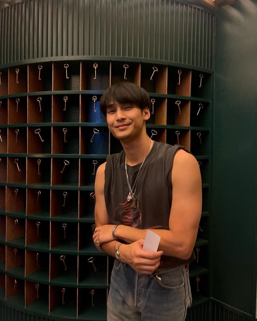 全球瘋狂！盤點6位擁有「雕刻好身材」泰星！泰版F4 Bright、Win都上榜，APO「冰塊腹肌」太誘人！-3