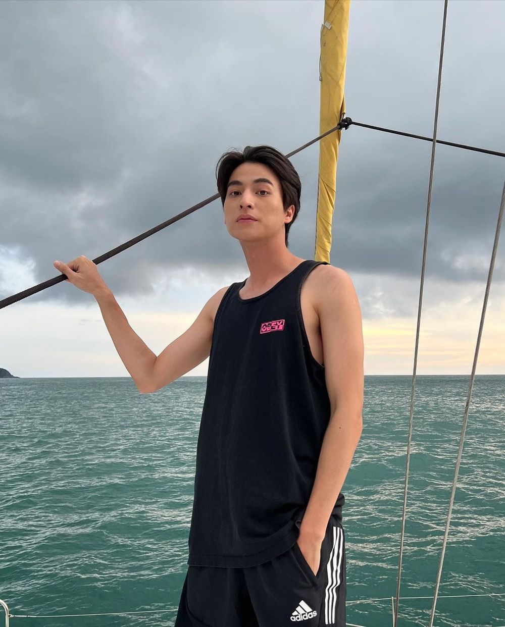 全球瘋狂！盤點6位擁有「雕刻好身材」泰星！泰版F4 Bright、Win都上榜，APO「冰塊腹肌」太誘人！-19