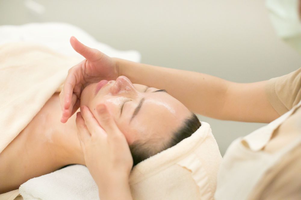 不用醫美也瘦臉超有感！KOZY沙龍臉部健身+奇蹟精華乳，無痛找回澎澎小V臉！-4