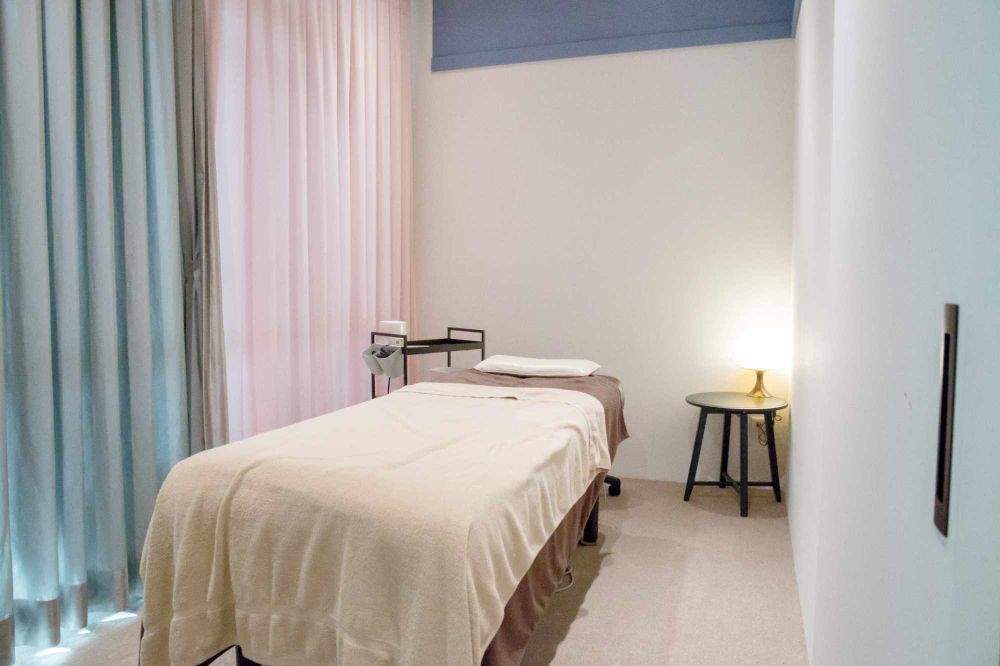 不用醫美也瘦臉超有感！KOZY沙龍臉部健身+奇蹟精華乳，無痛找回澎澎小V臉！-10