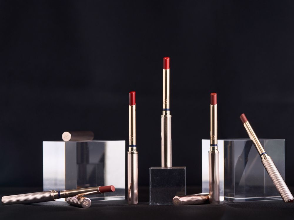 韓國一開賣就完售！雅詩蘭黛超高顏質「細金管」唇膏，高級釉光、精選顯白色號，擦上秒澎唇！-2