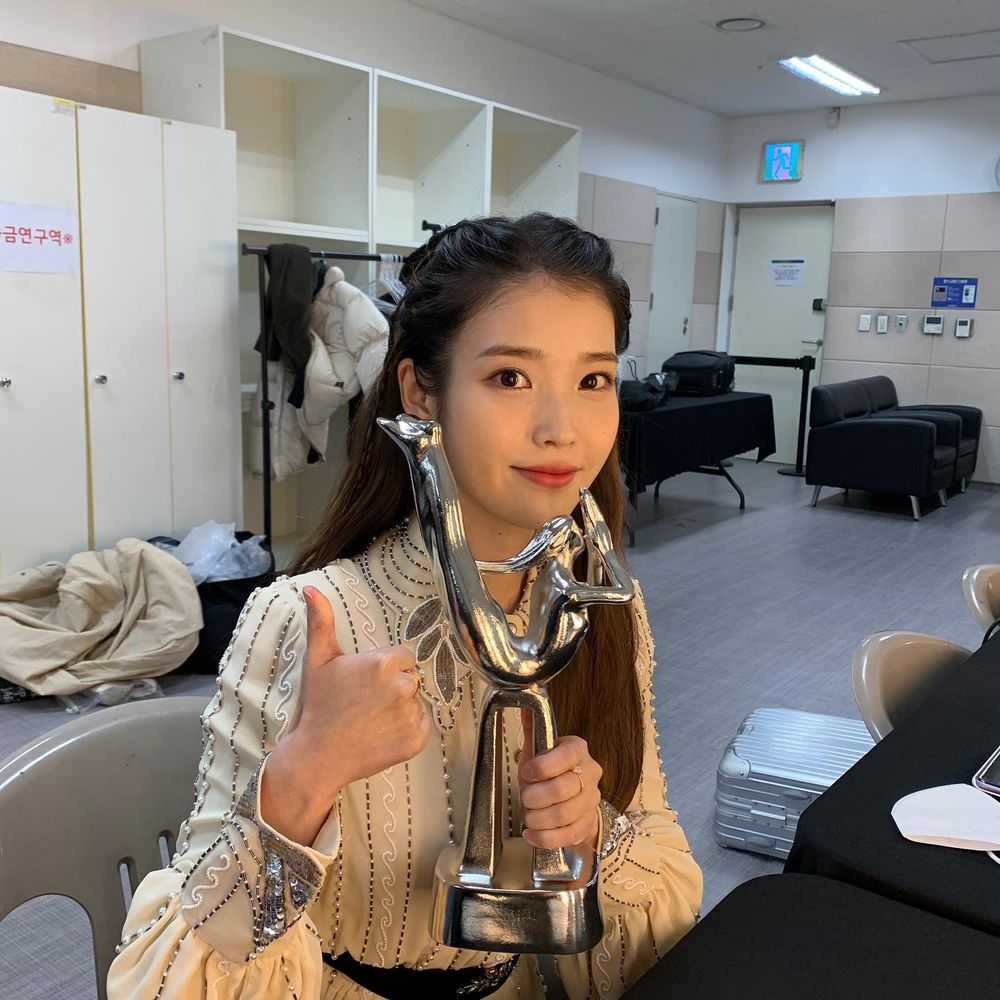 特搜韓國6位「不科學巴掌臉」女偶像！IU、張員瑛、Karina...臉小到耳機變超巨大？！-3