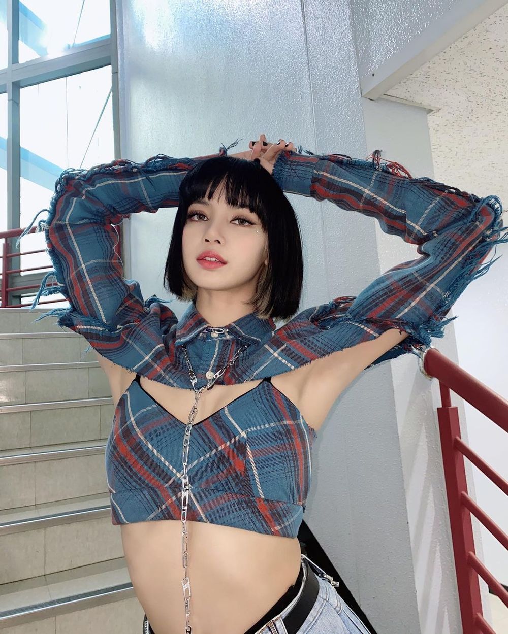 特搜韓國6位「不科學巴掌臉」女偶像！IU、張員瑛、Karina...臉小到耳機變超巨大？！-9