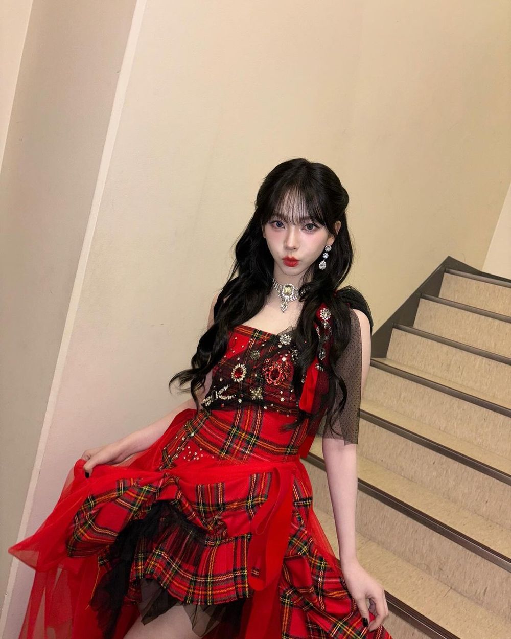 特搜韓國6位「不科學巴掌臉」女偶像！IU、張員瑛、Karina...臉小到耳機變超巨大？！-8