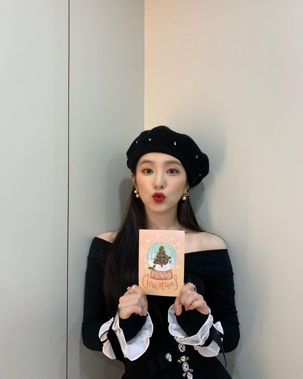 特搜韓國6位「不科學巴掌臉」女偶像！IU、張員瑛、Karina...臉小到耳機變超巨大？！-15