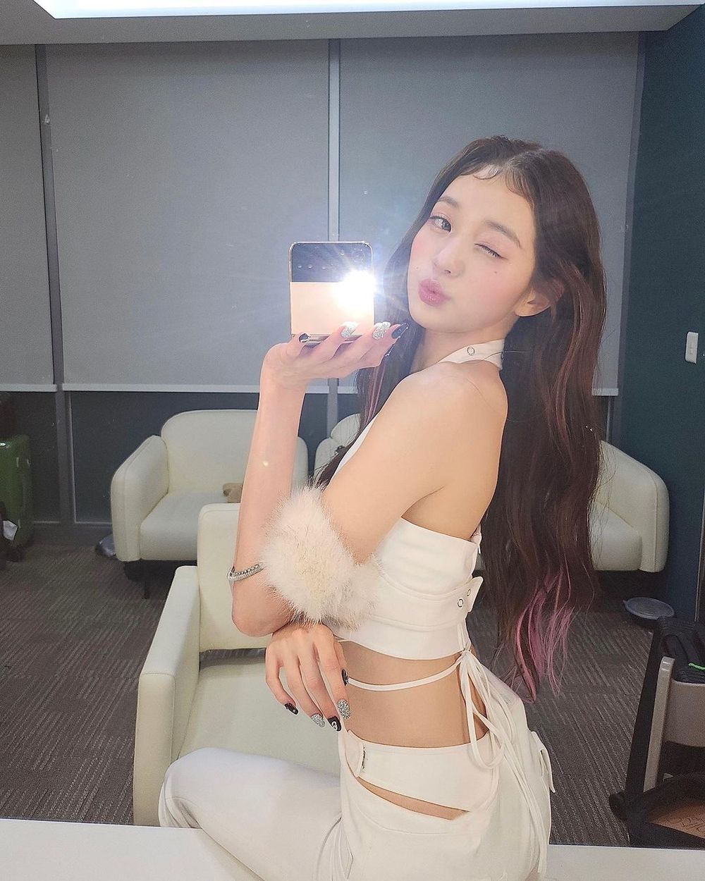 特搜韓國6位「不科學巴掌臉」女偶像！IU、張員瑛、Karina...臉小到耳機變超巨大？！-5