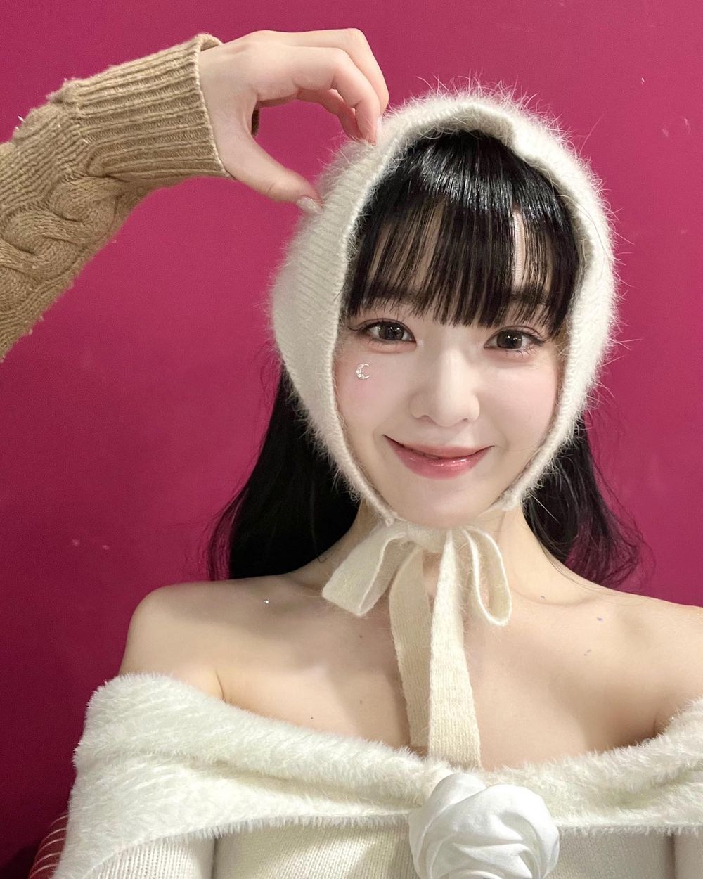 特搜韓國6位「不科學巴掌臉」女偶像！IU、張員瑛、Karina...臉小到耳機變超巨大？！-17