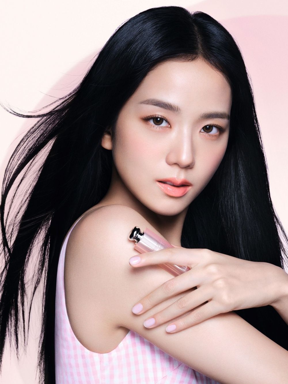 JISOO愛用仙氣爆棚唇膏色！蟬聯10年銷售之冠的保養型潤唇膏，BLACKPINK小公主天天擦、原來是「這色號」！-8