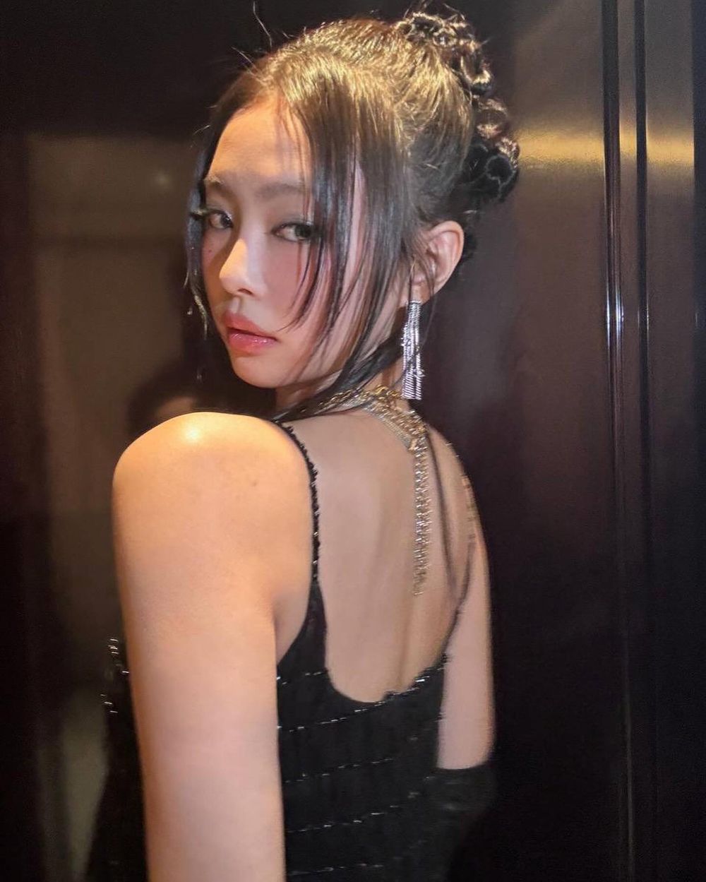 真人間香奈兒！Jennie時裝周「公主級待遇」搶先穿高訂、有料美胸超辣！-2