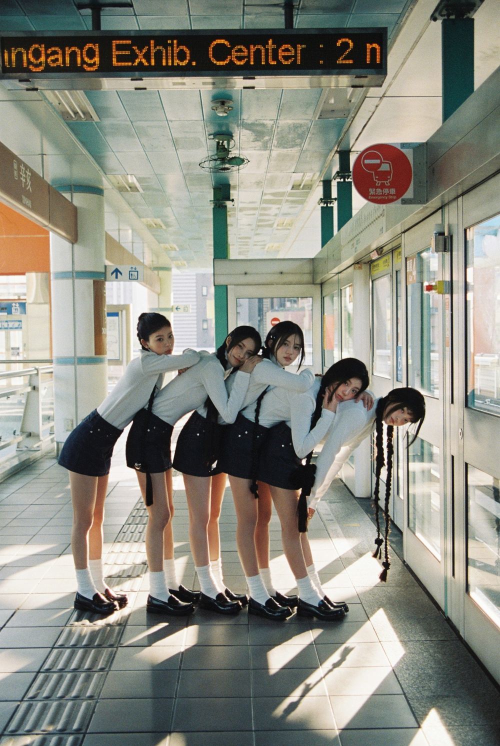 NewJeans師妹ILLIT出道！在台北捷運拍形象、現身時裝周，網預測：下一個精品團？！-16